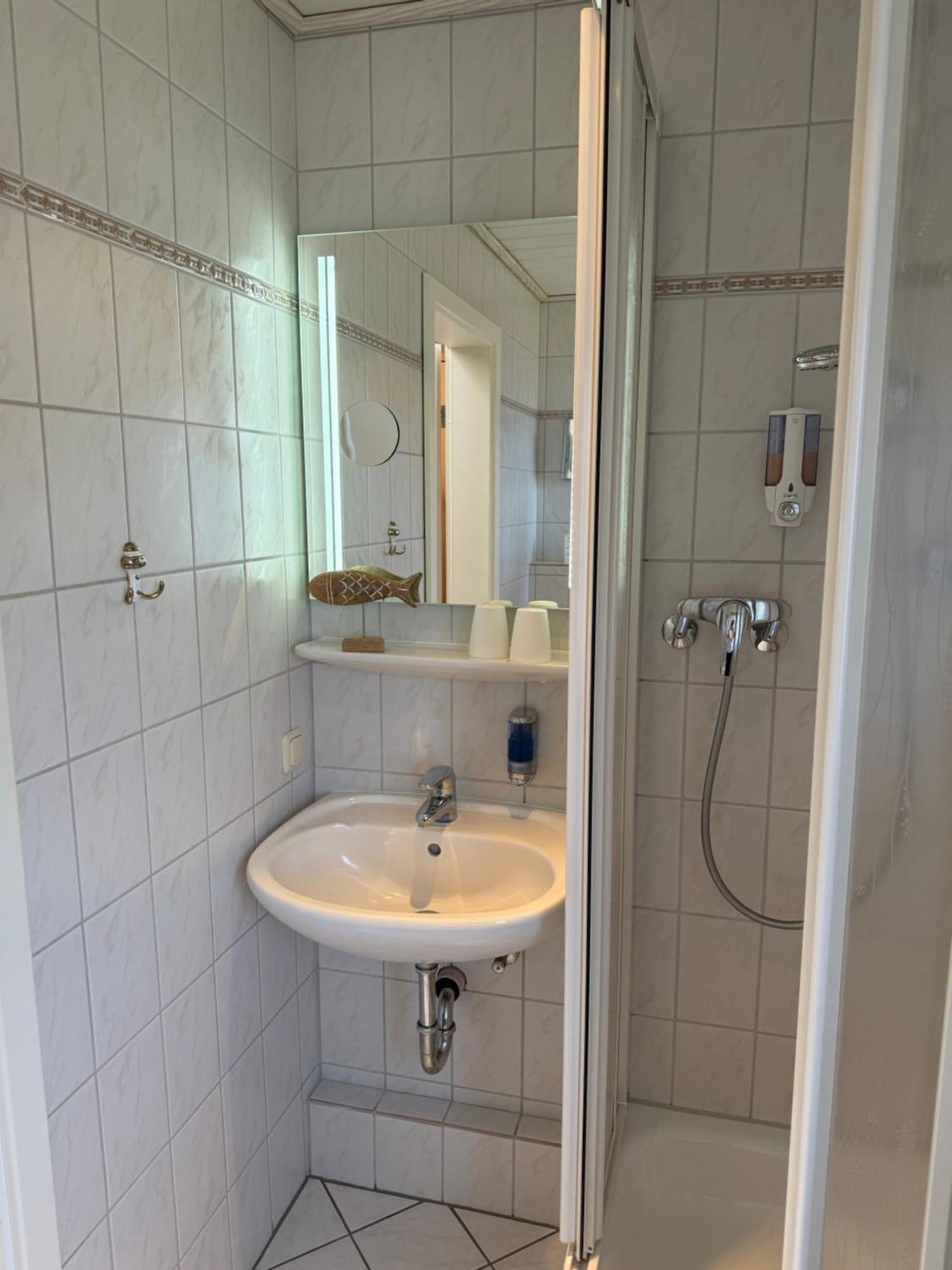Hotel Peters Neuharlingersiel Extérieur photo